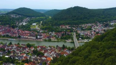 Almanya 'da Neckargemuend' in Neckar nehrinin yanındaki hava manzarası. 