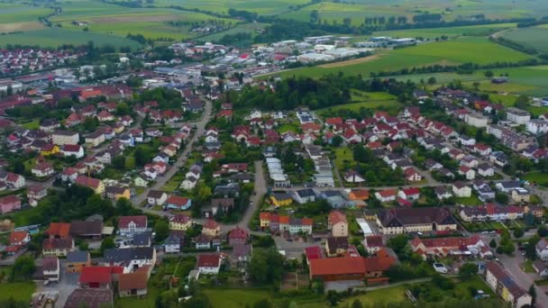 春の晴れた日にドイツの小さな町Eppingenの航空 — ストック動画