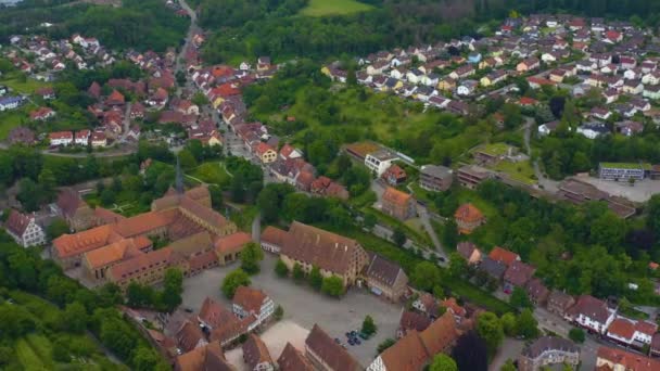 春の終わりの午後にドイツの小さな町Mulbronnの修道院の空中ビュー — ストック動画
