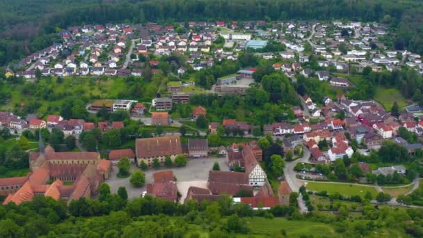 春の終わりの午後にドイツの小さな町Mulbronnの修道院の空中ビュー — ストック動画