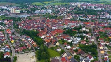 İlkbaharda güneşli bir günde Almanya 'da küçük Eppingen kasabasının havası.