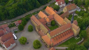 Baharda Almanya 'nın küçük Maulbronn kasabasındaki manastır havası.. 