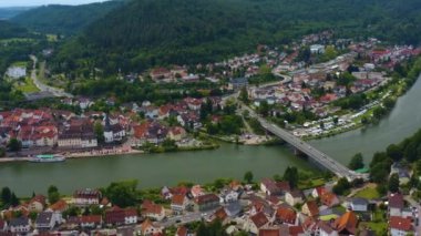 Almanya 'da Neckargemuend' in Neckar nehrinin yanındaki hava manzarası. 