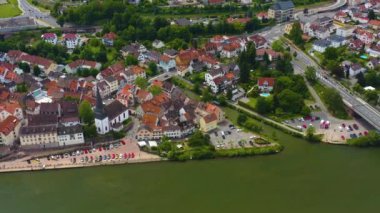 Almanya 'da Neckargemuend' in Neckar nehrinin yanındaki hava manzarası. 