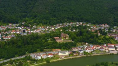 Almanya 'da Neckarsteinach' in Neckar nehrinin yanındaki hava manzarası. 