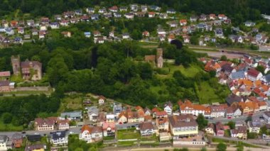 Almanya 'da Neckarsteinach' in Neckar nehrinin yanındaki hava manzarası. 