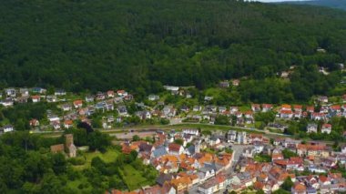Almanya 'da Neckarsteinach' in Neckar nehrinin yanındaki hava manzarası.