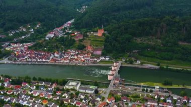Almanya 'daki Hirschhorn şatosunun havası nekkar nehrinin yanında.. 
