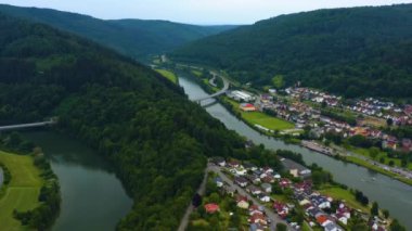 Güneşli baharda, Neckar nehrinde Hirschhorn Kalesi 'nin yanında Ersheim' in havası..
