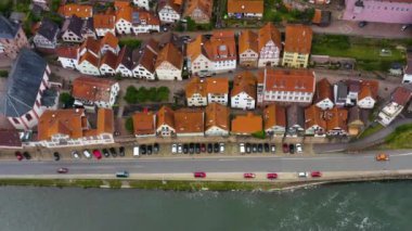 Almanya 'daki Hirschhorn şatosunun havası nekkar nehrinin yanında.. 