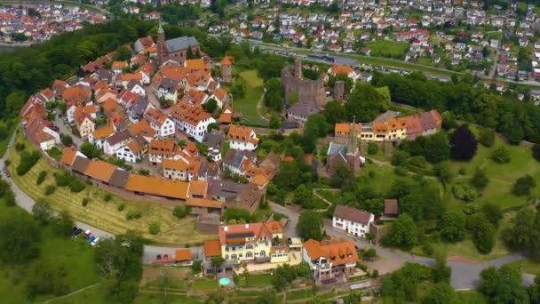 德国迪尔斯堡城堡的空中 靠近内卡河 春天的一个阳光灿烂的日子 — 图库视频影像