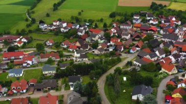 Almanya 'nın Schoenbrunn köyünün DJI _ 099Aerial' i güneşli bir günde 7 _ 3