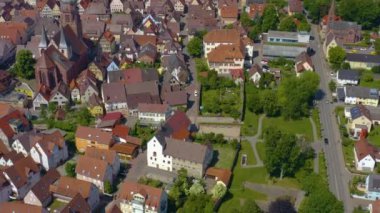 Almanya 'nın Weil der Stadt kentinin güneşli bir baharda havadan görünüşü.