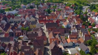 Almanya 'nın Weil der Stadt kentinin güneşli bir baharda havadan görünüşü.