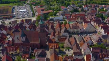 Almanya 'nın Weil der Stadt kentinin güneşli bir baharda havadan görünüşü.