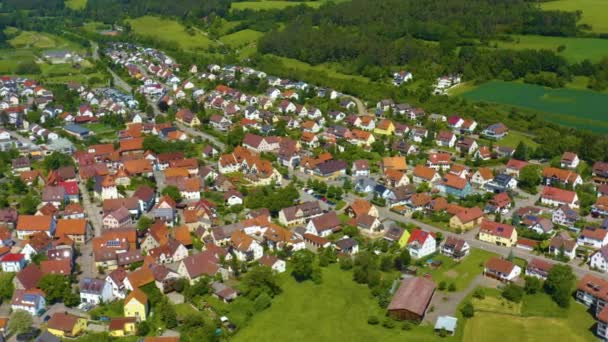 德国奥斯特谢姆的空中 摄像机在城镇上空旋转 周围环绕着田野和树木 — 图库视频影像
