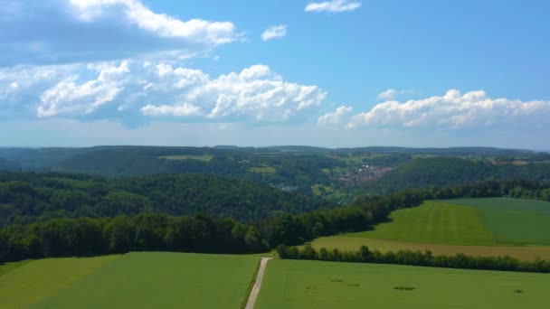 Luchtfoto Van Velden Wolken Het Zwarte Bos Duitsland Langzame Pan — Stockvideo