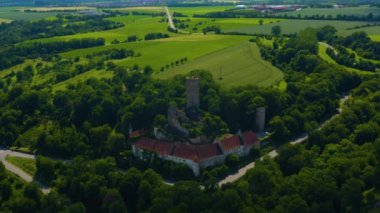Alman Heinsheim köyü yakınlarındaki Ehrenberg şatosunun hava manzarası. Kalenin yanında sağa dön, renk düzeltmesi lazım..