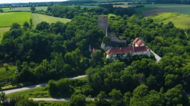 Alman Heinsheim köyü yakınlarındaki Ehrenberg şatosunun hava manzarası. Kalenin yanında sağa dön, renk düzeltmesi lazım..