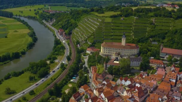 从德国贡德尔什姆和霍尔克城堡俯瞰空中风景 潘在右边 在城堡旁边倾斜向上 — 图库视频影像