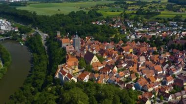 Almanya 'daki Bad Wimpfen şehrinin hava görüntüsü. Yavaş inen eski kasabanın geniş manzarası..