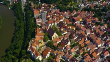 Almanya 'daki Bad Wimpfen şehrinin hava görüntüsü. Yavaş inen eski kasabanın geniş manzarası..