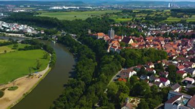 Almanya 'daki Bad Wimpfen şehrinin hava görüntüsü. Yavaş inen eski kasabanın geniş manzarası..