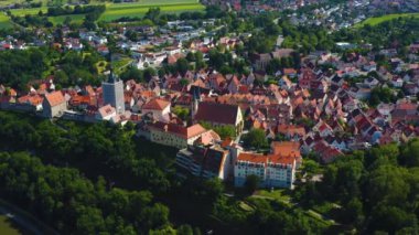 Almanya 'daki Bad Wimpfen şehrinin hava görüntüsü. Yavaş inen eski kasabanın geniş manzarası..