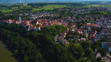 Almanya 'daki Bad Wimpfen şehrinin hava görüntüsü. Yavaş inen eski kasabanın geniş manzarası..
