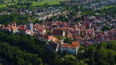 Almanya 'daki Bad Wimpfen şehrinin hava görüntüsü. Yavaş inen eski kasabanın geniş manzarası..