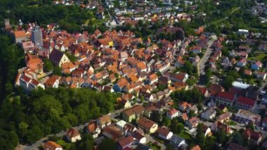 Almanya 'daki Bad Wimpfen şehrinin hava görüntüsü. Yavaş inen eski kasabanın geniş manzarası..
