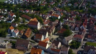 Almanya 'daki Bad Friedrichshall şehrinin havadan görünüşü. Sarayın ve kilisenin üstünde solda yuvarlak bir tava var..