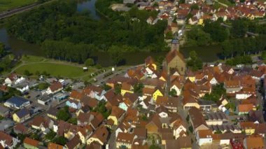 Almanya 'daki Lauffen am Neckar şehrinin havadan görünüşü. Eski kasabanın üstünde sağa dön..