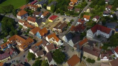 Almanya 'daki Bad Friedrichshall şehrinin havadan görünüşü. Sarayın ve kilisenin üstünde solda yuvarlak bir tava var..