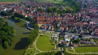 Almanya 'daki Lauffen am Neckar şehrinin havadan görünüşü. Eski kasabanın üstünde sağa dön..