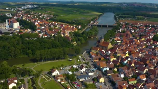 都市の空中景色ドイツのLauffen Neckar 旧市街の右上にパン — ストック動画