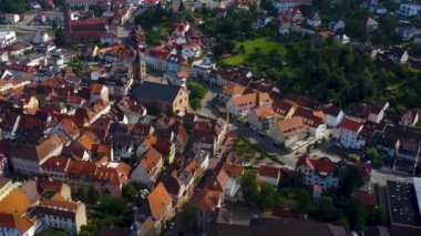 Almanya 'daki Eberbach şehrinin havadan görüntüsü. Güneşli bir bahar sabahında