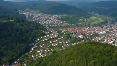 Almanya 'daki Eberbach şehrinin havadan görüntüsü. Güneşli bir bahar sabahında