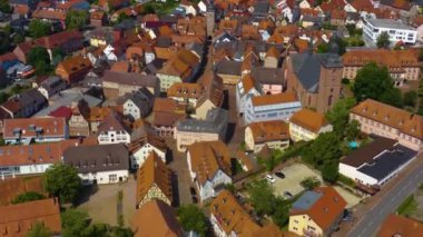 Almanya 'daki Buchen köyünün hava manzarası. Güneşli bir bahar sabahında.