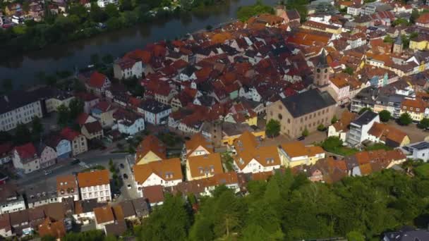 Almanya Daki Eberbach Şehrinin Havadan Görüntüsü Güneşli Bir Bahar Sabahında — Stok video