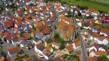Almanya 'daki Hoepfingen köyünün hava görüntüsü. Kasaba merkezinden sağa dön..