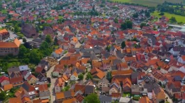 Almanya 'daki Kuelsheim köyünün havadan görünüşü. Baharın bulutlu bir gününde.