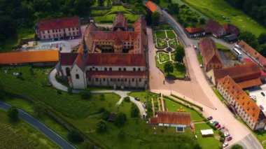 Almanya 'daki Bronnbach Manastırı' nın havadan görünüşü. Baharın güneşli bir gününde.