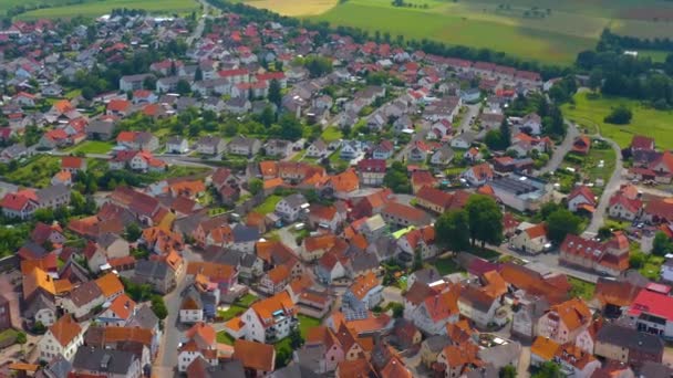 Widok Lotu Ptaka Wieś Kuelsheim Niemczech Pochmurny Dzień Wiosną — Wideo stockowe