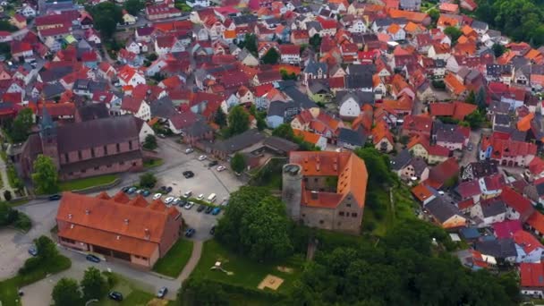 Widok Lotu Ptaka Wieś Kuelsheim Niemczech Pochmurny Dzień Wiosną — Wideo stockowe