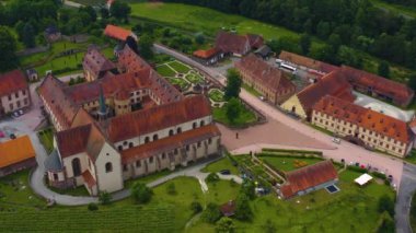 Almanya 'daki Bronnbach Manastırı' nın havadan görünüşü. Baharın güneşli bir gününde.