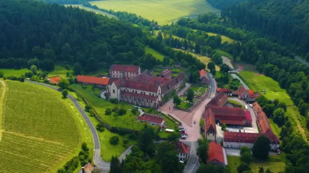 Vista Aérea Del Monasterio Bronnbach Alemania Día Soleado Primavera — Vídeos de Stock