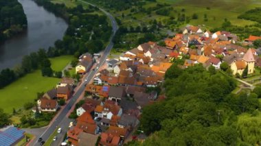 Almanya 'daki Urphar köyünün hava görüntüsü. Baharın ilk günü