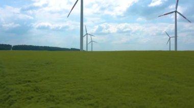 Almanya 'da Neubrunn etrafındaki rüzgar türbinlerinin hava görüntüsü. 