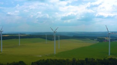 Almanya 'da Neubrunn etrafındaki rüzgar türbinlerinin hava görüntüsü. 